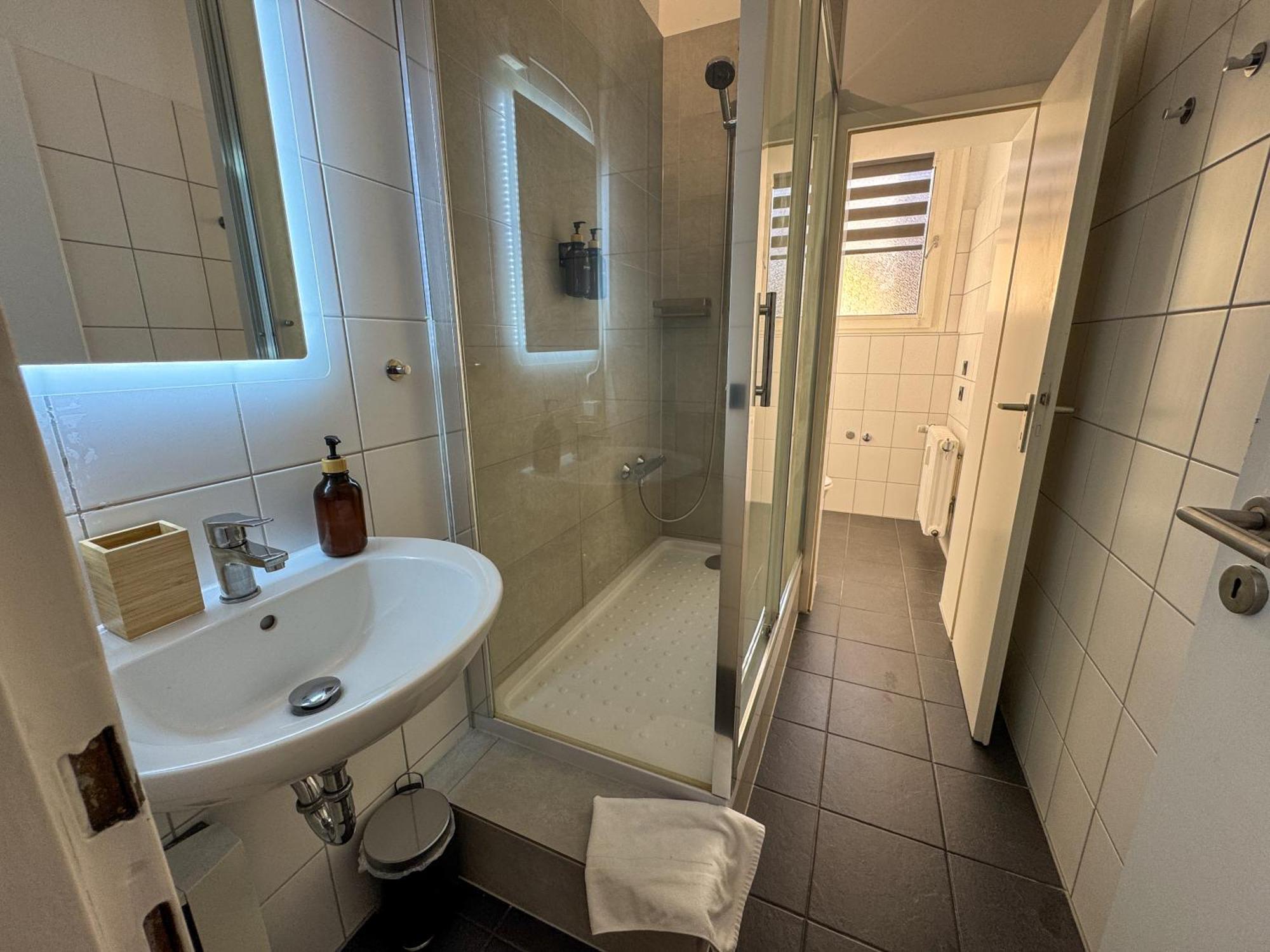 Apartment Duesseltal Messe 100Qm Düsseldorf Eksteriør billede